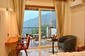 高级双人房, 山谷景观 | 办公桌、笔记本电脑工作区、遮光窗帘、隔音