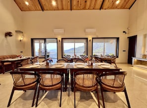 Restaurant - The Dunhill Manor (Lansdowne)