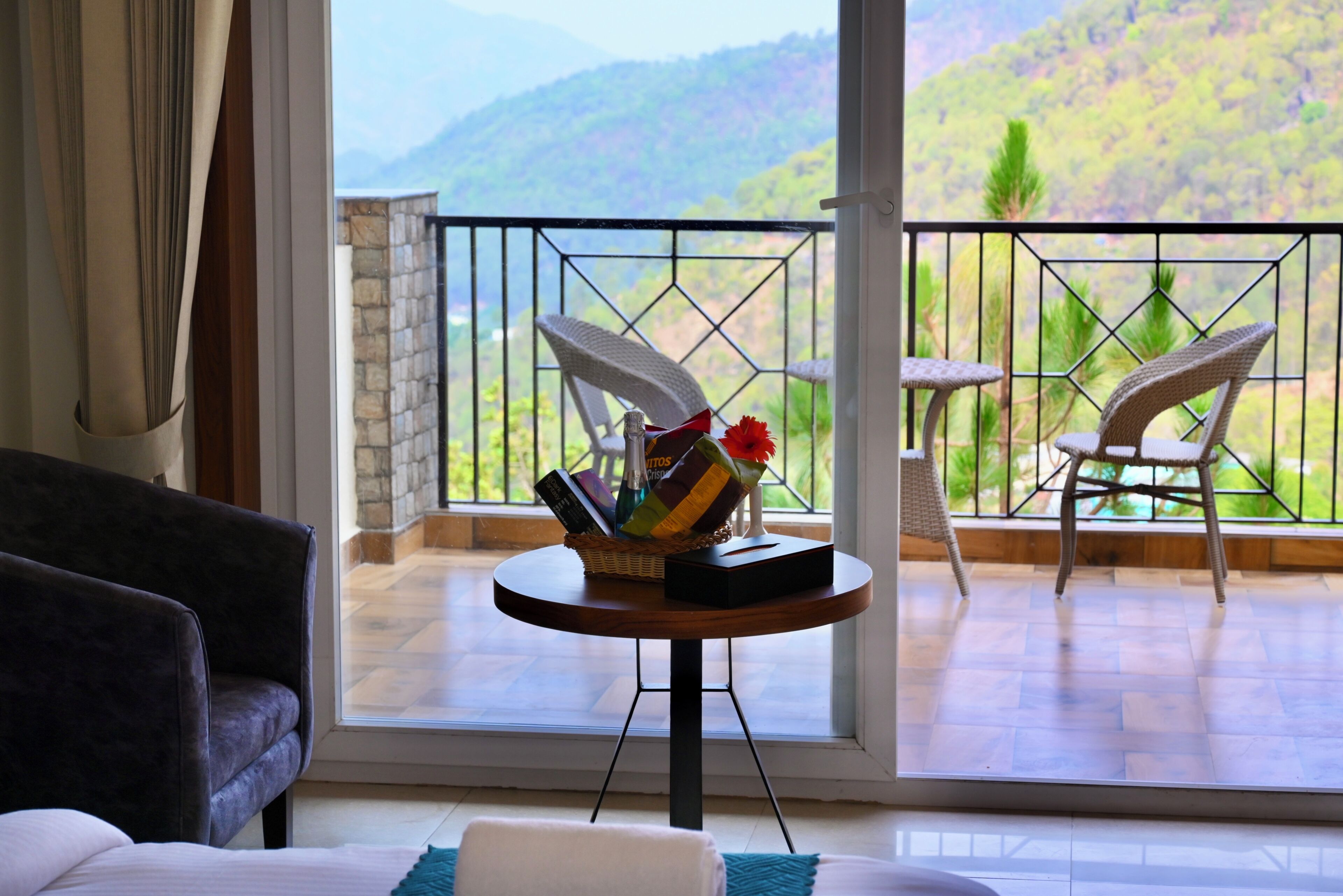 Escritorio, espacio para trabajar con laptop y cortinas blackout 