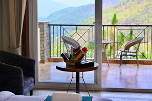 高级双人房, 山谷景观 | 办公桌、笔记本电脑工作区、遮光窗帘、隔音