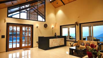 Quầy tiếp tân