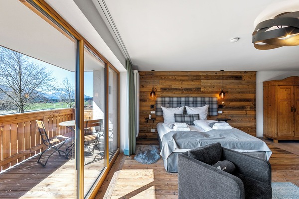 Kingsize Bett mit direktem Zugang zum privaten Balkon