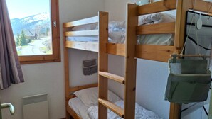 A bunk bed room with a window overlooking a mountain view. - Comfortable 2-BR Apt at the Foot of the Slopes (Saint-François-Longchamp)