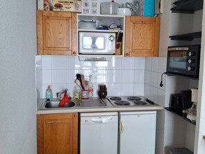 Fridge, microwave