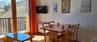 Comfortable 2-BR Apt at the Foot of the Slopes
