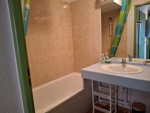 Bathroom - Comfortable 2-BR Apt at the Foot of the Slopes (Saint-François-Longchamp)