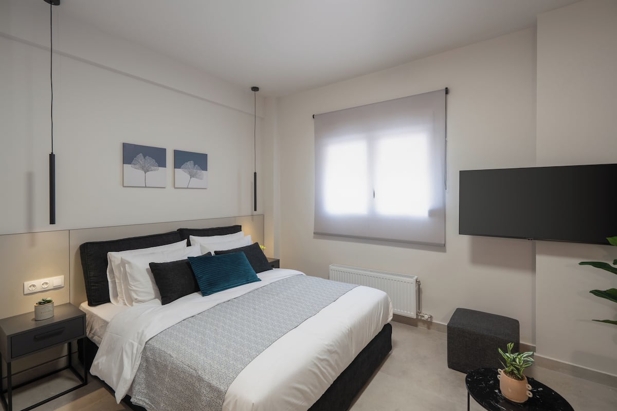 Studio Deluxe - utsikt mot innergården | Värdeförvaringsskåp på rummet, individuell inredning och unika möbler