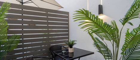 Deluxe Studio, Courtyard View | Terrace/patio