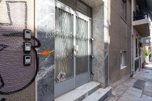 Front of property - Aminandrou Boutique Apartments, Walk To Acropolis (Athens)
