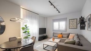 Ein modernes Wohnzimmer mit einer Couch, einem Couchtisch und einem Essbereich.