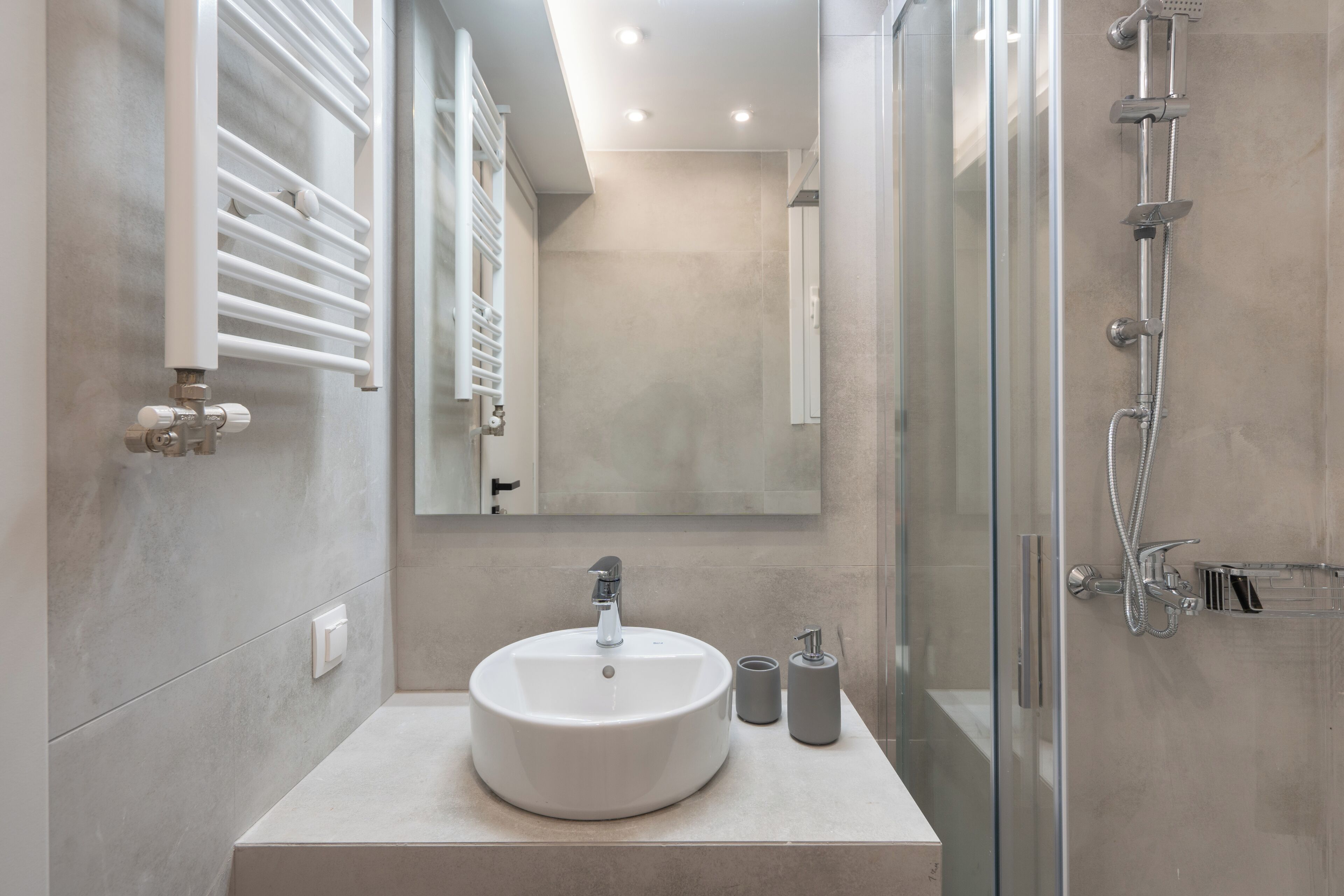 Deluxe-Studio, Blick auf den Innenhof | Badezimmer | Dusche, Regendusche, kostenlose Toilettenartikel, Haartrockner