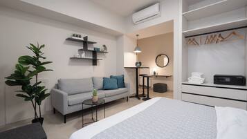 Estudio Deluxe, vista al patio | Área de sala de estar | Televisión de 50 pulgadas con canales por cable