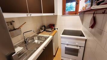 Departamento Confort | Cocineta privada | Refrigerador con congelador, microondas, horno y parrilla de estufa