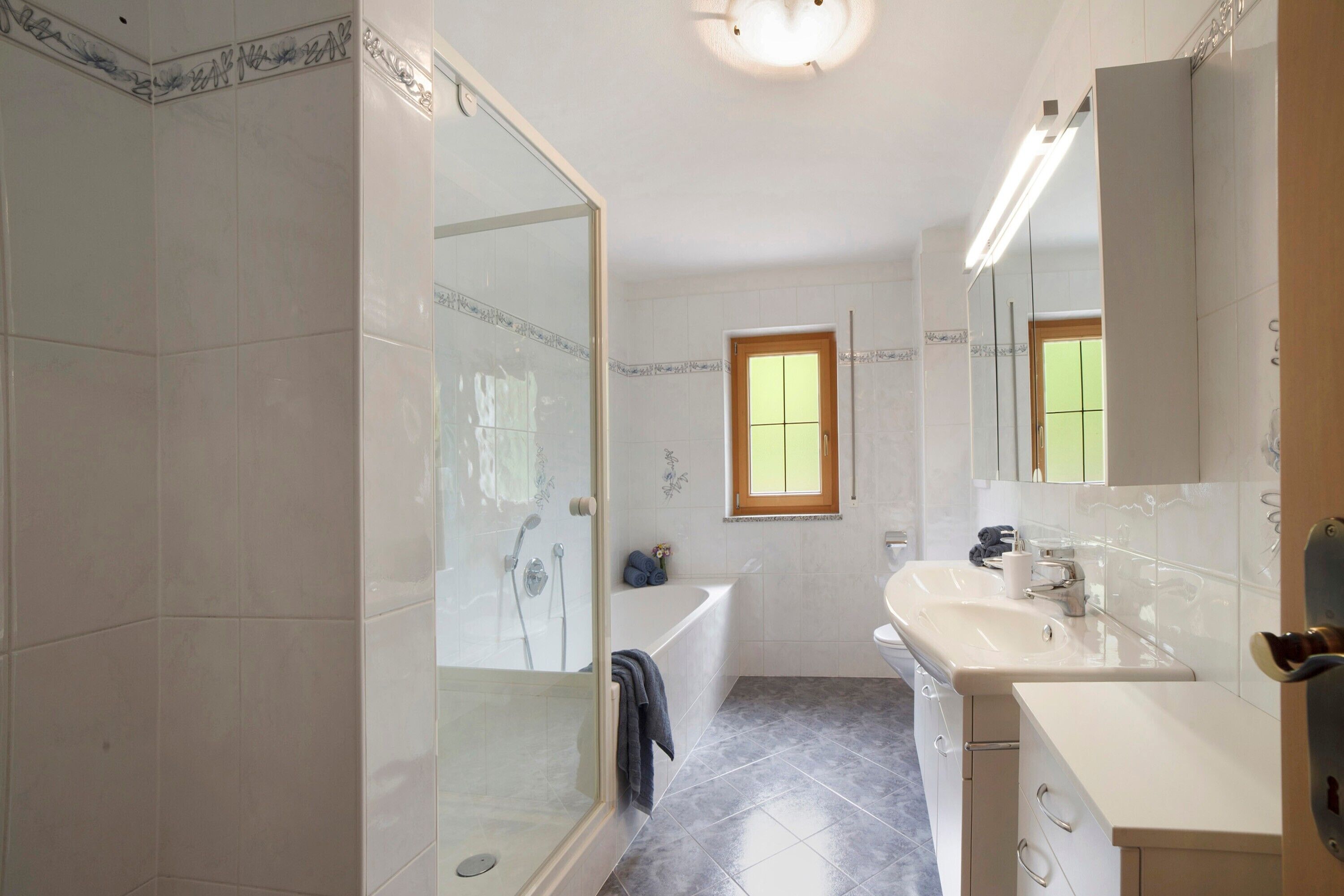 Een douche, een haardroger, handdoeken
