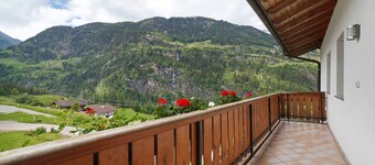 Apartment 'Hienerhof' with Mountain View, Private Terrace and Wi-Fi