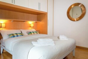 1 slaapkamer, een strijkplank/strijkijzer, wifi, beddengoed