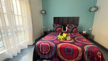 Dan Maho - Double Room | Minibar, in-room safe, individually decorated, desk