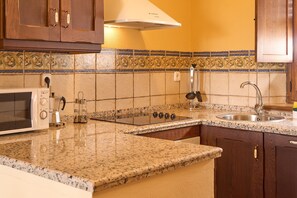 Frigorífico, microondas, horno y placa de cocina