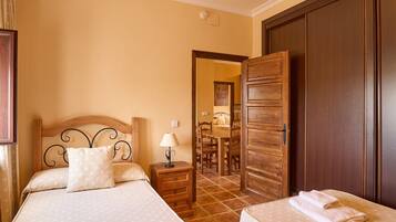 3 slaapkamers, een strijkplank/strijkijzer, gratis wifi, beddengoed