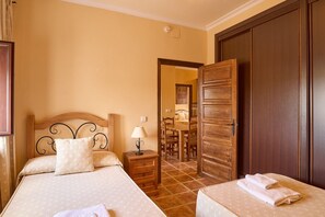 3 bedrooms, iron/ironing board, free WiFi, bed sheets