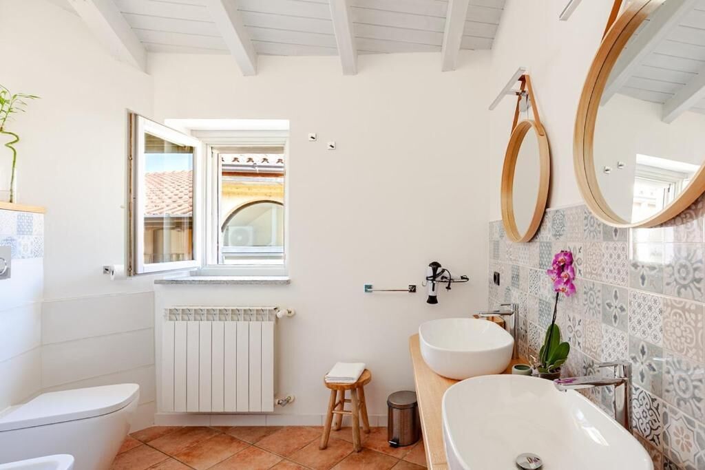 Een douche, een haardroger, een bidet, zeep