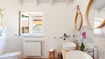 Een douche, een haardroger, een bidet, zeep