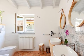 Dusche, Haartrockner, Bidet, Seife