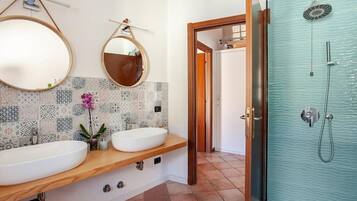 Dusche, Haartrockner, Bidet, Seife