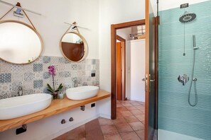 Shower, hair dryer, bidet, soap - Apartment in the center near Leonardo Academy (Sesto Calende)