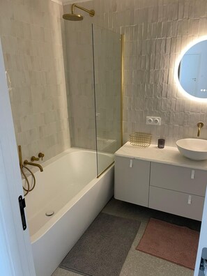 Hårtørrer, håndklæder, Sæbe, Toiletpapir