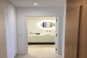 ヘアドライヤー、タオル、石鹸、トイレットペーパー