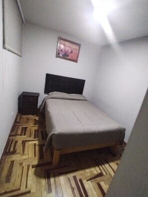 Bureau, espace de travail pour ordinateur portable, Wi-Fi gratuit