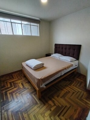 Bureau, espace de travail pour ordinateur portable, Wi-Fi gratuit