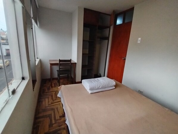 Bureau, espace de travail pour ordinateur portable, Wi-Fi gratuit