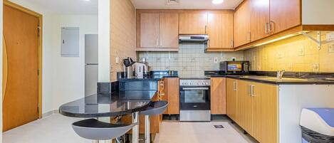 Kühlschrank, Mikrowelle, Ofen, Herdplatte