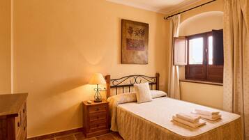 3 dormitorios, tabla de planchar con plancha, wifi gratis y ropa de cama