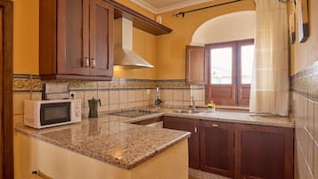 Frigorífico, microondas, horno y placa de cocina