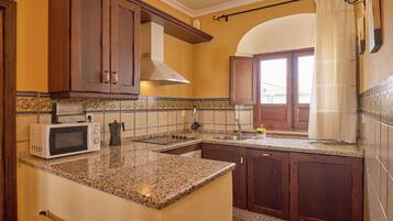 Frigorífico, microondas, horno y placa de cocina