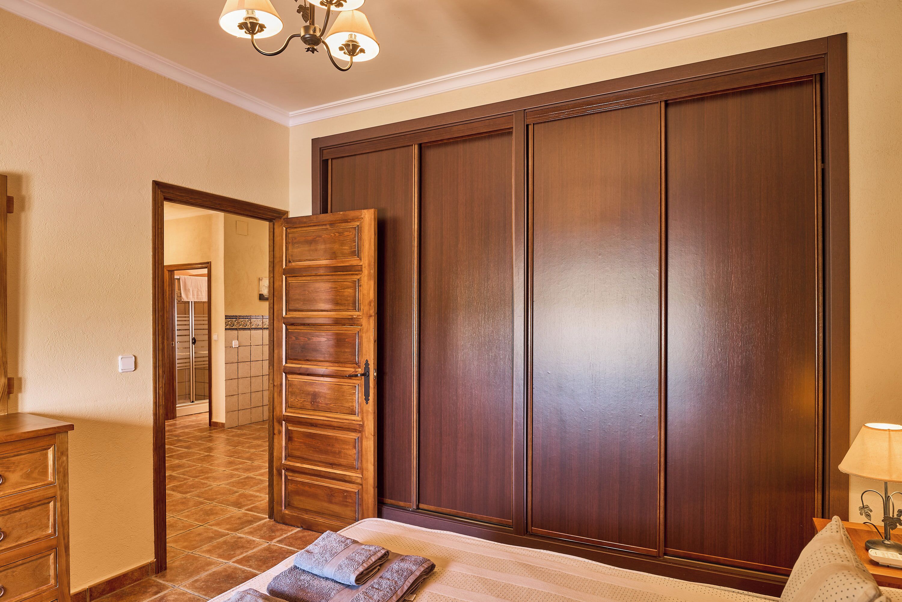 2 habitaciones, tabla de planchar con plancha y wifi gratis 