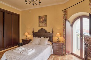 1 habitación, tabla de planchar con plancha, wifi gratis y ropa de cama 