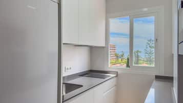 Køleskab, mikrobølgeovn, kogeplade, opvaskemaskine