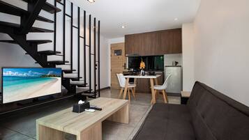 Condo de diseñador, 1 habitación, balcón | Área de sala de estar | Televisión de pantalla plana de 36 pulgadas con canales por cable