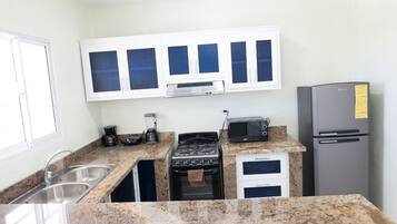 Microondas, horno, placa de cocina, lavavajillas