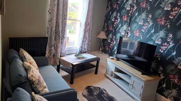 Apartment | Living area | Fireplace