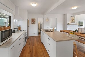 Køleskab, mikrobølgeovn, ovn, kogeplade