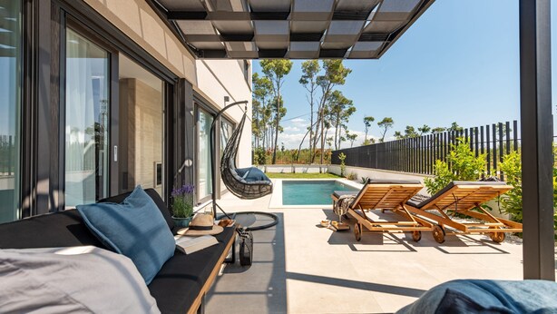 A modern outdoor living area with a pool, lounge chairs, and a sofa. - Villa Cvita Mia Zadarvillas (Privlaka)
