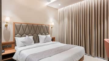 Deluxe tweepersoonskamer | Een kluis op de kamer, een bureau, een strijkplank/strijkijzer