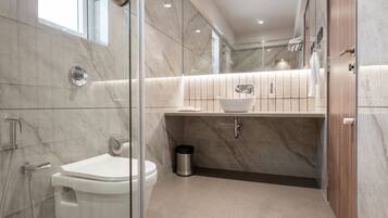 Quarto casal família | Banheiro | Chuveiro, produtos de toalete grátis, chinelos, toalhas de banho