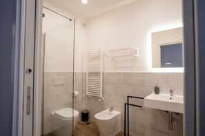 Dusche, Haartrockner, Bidet, Handtücher
