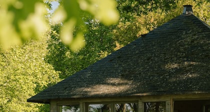Hütte 'Domaine De Kermadio - La Cabane' mit Gemeinschaftspool, privater Terrasse und privatem Garten